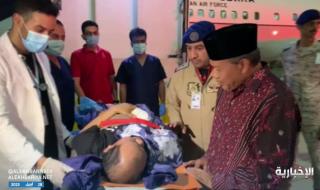 فيديو | اللواء الطيار الركن ماجد الشهراني والقنصل الإندونيسي لدى المملكة يطمئنان على المصابين الإندونيسيين قبل نقلهما إلى المستشفى وتقديم الرعاية اللازمة لهما #الإخبارية