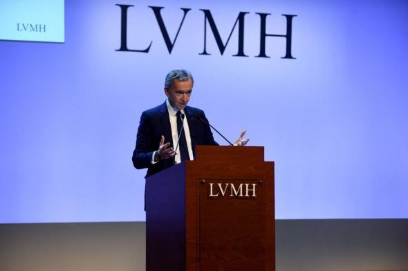 إيرادات LVMH ترتفع 23% في 2022، متفوقة على التوقعات، ربعها من علامة لويس فويتون، ومجموعة السلع الفاخرة التي يملكها أغنى مليارديرات العالم متفائلة بعام 2023 "رغم البيئة الضبابيّة" #فوربس