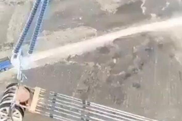 من أخطر الوظائف في العالم. عمال خطوط النقل الكهربائي المعلقة يتناولون طعامهم ويستريحون على ارتفاع شاهق فوق الأسلاك الخطيرة
