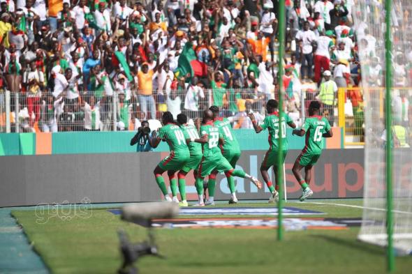 أمم أفريقيا، أنجولا تتقدم على بوركينا فاسو بهدف في الشوط الأولالثلاثاء 23/يناير/2024 - 10:37 م
ويحتاج أنجولا للفوز للتأهل المباشر أو التعادل لضمان التأهل بشرط تعثر الجزائر، كما هو الحال بالنسبة لبوركينا فاسو، بينما