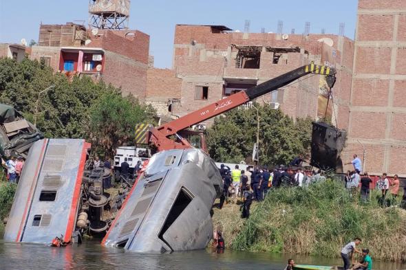 جهود مكثفة لإزالة حطام الجرار المسئول عن حادث قطار المنيا ( صور)الأحد 13/أكتوبر/2024 - 03:50 م
تواصل فرق الإنقاذ وفرق السكك الحديدية أعمال إزالة حطام الجرار المسؤول عن حادث قطار المنيا، وعقب الانتهاء سيتم العمل على رفع عربة القطار المتواجدة في ترعة الإبراهيمية.