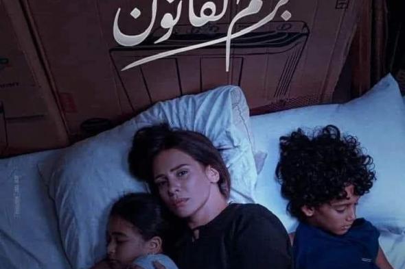 مسلسل برغم القانون الحلقة 23، خطيبة وليد السابقة تستدرج أكرم وتسجل له جرائمهالإثنين 14/أكتوبر/2024 - 09:45 م
دارت أحداث مسلسل برغم القانون الحلقة 23 حول صدمة أكرم برؤيته لزوجته ليلى، بدلا من إياد والشماتة تملأ عيونها، وتخبره ليلى أن الجميع غير قابلين للشراء بالمال وشكرته على مبلغ النصف مليون جنيه الذي منحه لإياد لشرائه، والذي منحه في الأخير لـ ليلى. وتشعر ليلى بالاشمئزاز من محاولة نبيل لمس يدها كتعبير منه