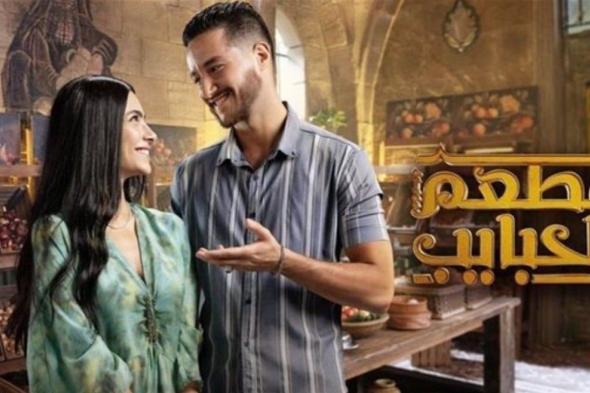 مسلسل مطعم الحبايب الحلقة 7، أحمد مالك وهدى المفتي يعترفان بحبهماالخميس 17/أكتوبر/2024 - 09:00 ص
دارت أحداث مسلسل مطعم الحبايب الحلقة 7 حول حلول موعد مولد أم العواجز وتكشف المقدمة الخاصة بالمسلسل عن إحدى الوديدات اللاتي كانت تتمنى شراء حمص مسكر ولجأت إلى أم العواجز وأخبرتها عن أمنيتها وأنها ستظل سرا بينهما، وفي أحد الأيام تستيقظ تلك الوديدة وتجد “قرطاس” يوميا ولكن هذه الهبة منعت حينما أفشت وديدة