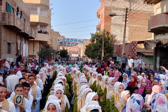 حاملين المصاحف، احتفالية حاشدة لتكريم حفظة القرآن الكريم في المنيا (فيديو)السبت 19/أكتوبر/2024 - 09:09 م
نظمت قرية أعطو بمركز بني مزار شمال المنيا، اليوم، احتفالية كبيرة لتكريم 300 طفل وطفلة من حفظة القرآن الكريم. بدأت الفعالية بمسيرة حاشدة نظمتها مدرسة عباد الرحمن،