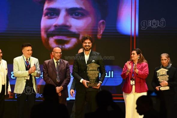 مصطفى أبو سريع: الجامعة البيت الحقيقي للفنان وأنتمي لمدرسة فؤاد المهندس (فيديو)السبت 19/أكتوبر/2024 - 10:10 م
كرم مساء اليوم السبت، ملتقى القاهرة الدولي للمسرح الجامعي في دورته السابعة، الفنان مصطفى أبو سريع، خلال حفل الافتتاح الذي أقيم على مسرح السامر بالعجوزة. مصطفى أبو سريع وخلال كلمته قال مصطفى أبو سريع: "سعيد بالتكريم وسط أساتذتي وفي دورة تحمل اسم فؤاد المهندس.. أنا أنتمي لمدرسة فؤاد المهندس والمدارس