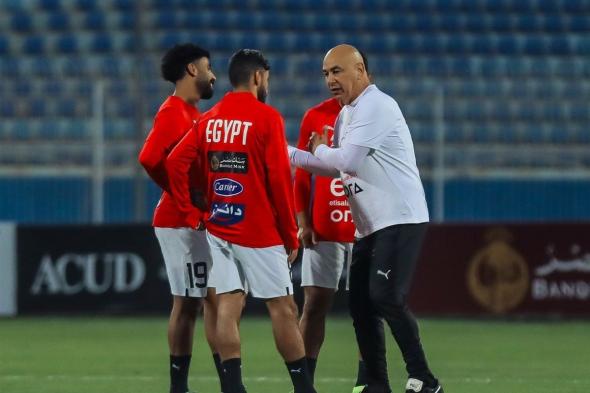 منتخب مصر بالزي التقليدي أمام بوتسوانا غدًا بتصفيات أمم أفريقياالإثنين 18/نوفمبر/2024 - 03:24 م
منتخب مصر ، أسفر الاجتماع الفني لمباراة منتخب مصر وبوتسوانا المقرر لها الخامسة مساء غد الثلاثاء في الجولة السادسة من التصفيات المؤهلة لنهائيات كأس الأمم الأفريقية 2025 عن ارتداء الفراعنة القميص الأحمر والشورت الأبيض والجورب الأسود، بينما يرتدي منتخب بتسوانا القميص الأبيض في الأزرق. وحضر الاجتماع الفني