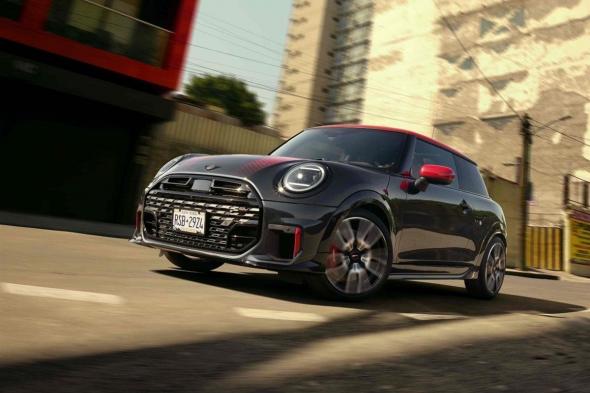 طرح MINI Cooper في السوق المصري بثلاث فئات بمحرك بنزينالأربعاء 04/ديسمبر/2024 - 06:26 ص
أطلقت MINI في مصر، سيارات Cooper MINI الجديد كليًّا الهاتشباك الرياضية بتجهيزات Cooper التي توفِّرها للعلامة البريطانية للسيارة. أسعار سيارات ميني في السوق المصري وتتوافر حاليًّا موديلات MINI Cooper الجديدة كليًّا بسعر 2,100,000 جنيه مصري. بينما يبدأ سعر طرازات Cooper S اعتبارًا مِن 2,800,000 جنيه