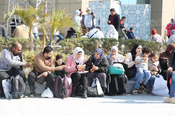 معرض القاهرة الدولي للكتاب يتخطى حاجز الـ 3.5 مليون زائر خلال 8 أيام منذ انطلاقهالسبت 01/فبراير/2025 - 12:34 ص
سجل معرض القاهرة الدولي للكتاب، والذي تنظمه الهيئة المصرية العامة للكتاب برئاسة الدكتور أحمد بهي الدين العساسي، حضورًا جماهيريًّا كبيرًا، أمس الجمعة 31 يناير 2025م، بلغ نحو (796.654) زائرًا، ليصل بذلك إجمالي عدد زائريه ‏حتى الآن، خلال ثمانية أيام متتالية، إلى (3.565.434)، أي ما يتخطى الثلاثة ملايين